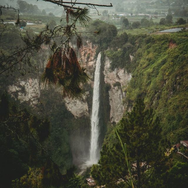 Air Terjun Tinggi di Tebing Hijau Curam - Landscape Photography by Alfian Romdoni
